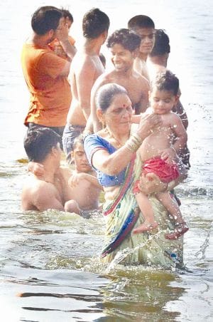 devotees dip in yamuna