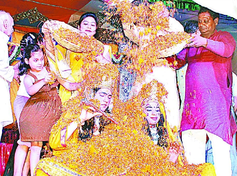 Holi played with flowers Kanha