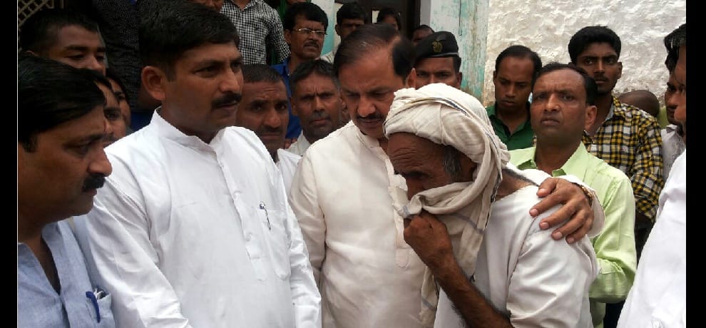 accident of auto and dumper in greater noida, mahesh sharma reach, up govt announcce 2 lakh for dead