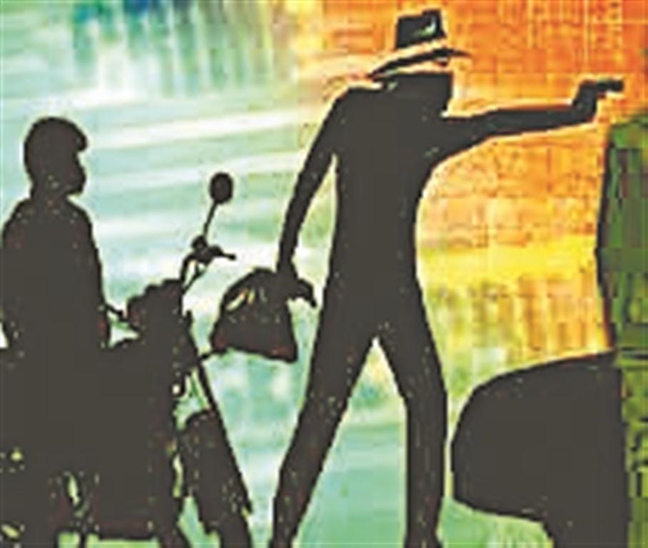 Cloth merchant's daughter robbed