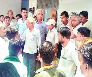 Lawyers inlaid out of officers, lock offices