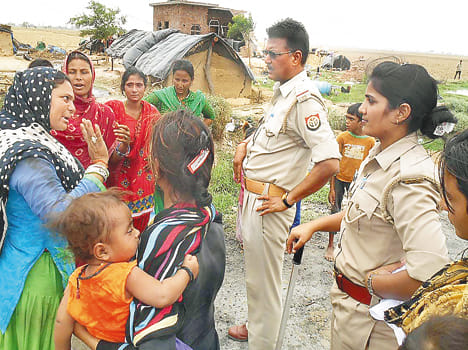 Kbutra police raids on the camp, the women drove the crowd