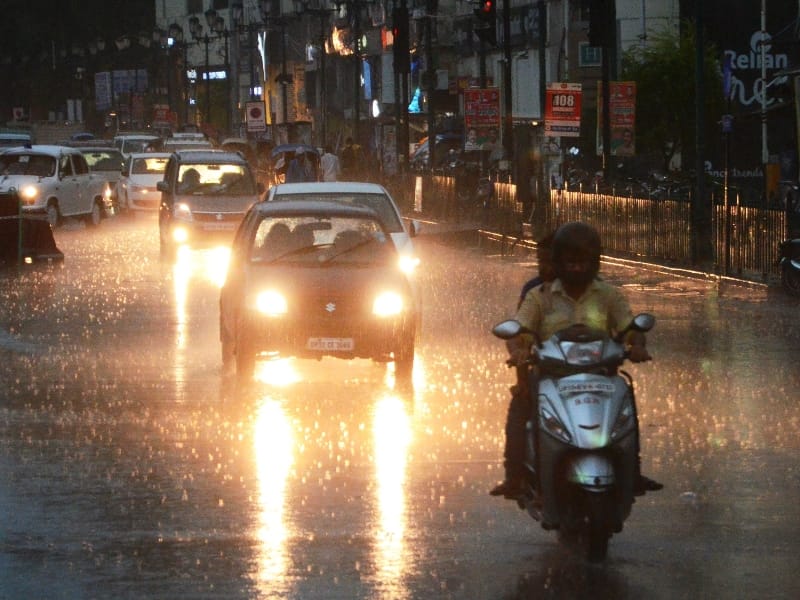 rain in Lucknow gives relief from summer.