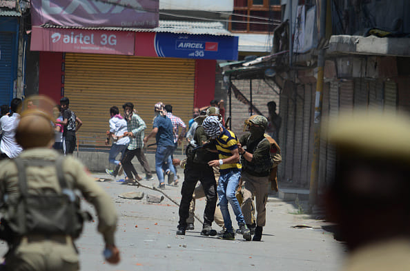 clashes between protesters and police in Bemina area of Srinagar