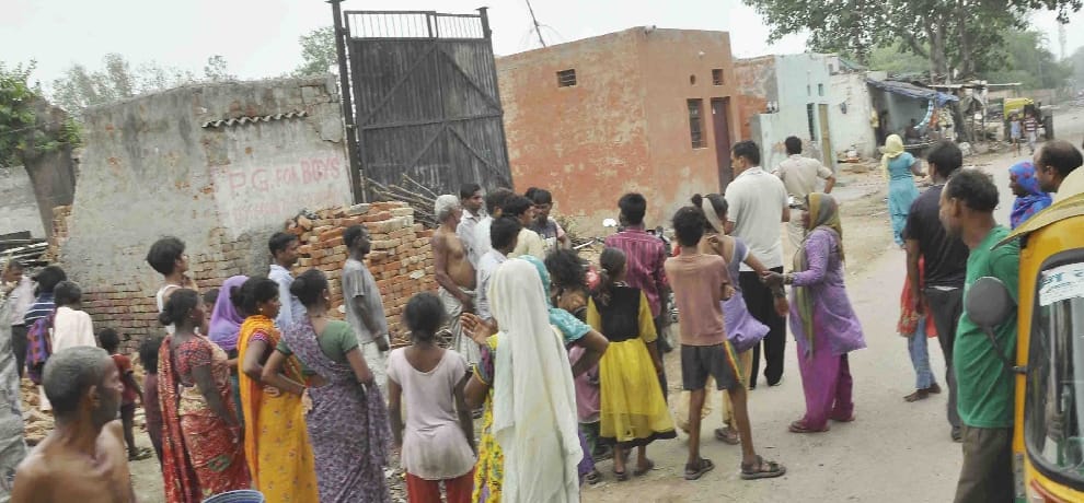 Shabby wall fell along the track, the tragic death of innocent children