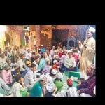 तरावीह में कुरान पूरा होने के बाद मस्जिद में नमाजियों को संबोधित करते हाफिज अकबर अली। 