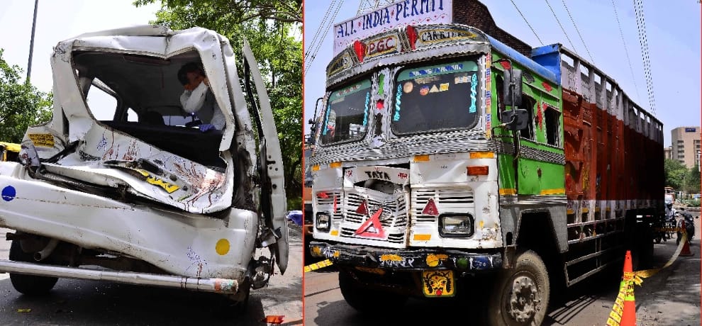 Belgaum police on duty truck thrashed Two killed