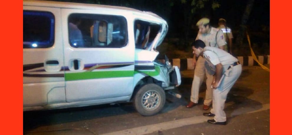 Belgaum police on duty truck thrashed Two killed