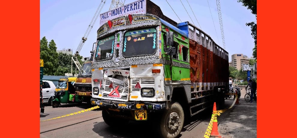 Belgaum police on duty truck thrashed Two killed