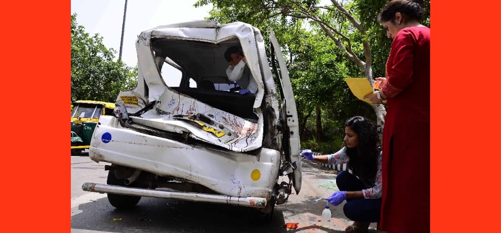 Belgaum police on duty truck thrashed Two killed