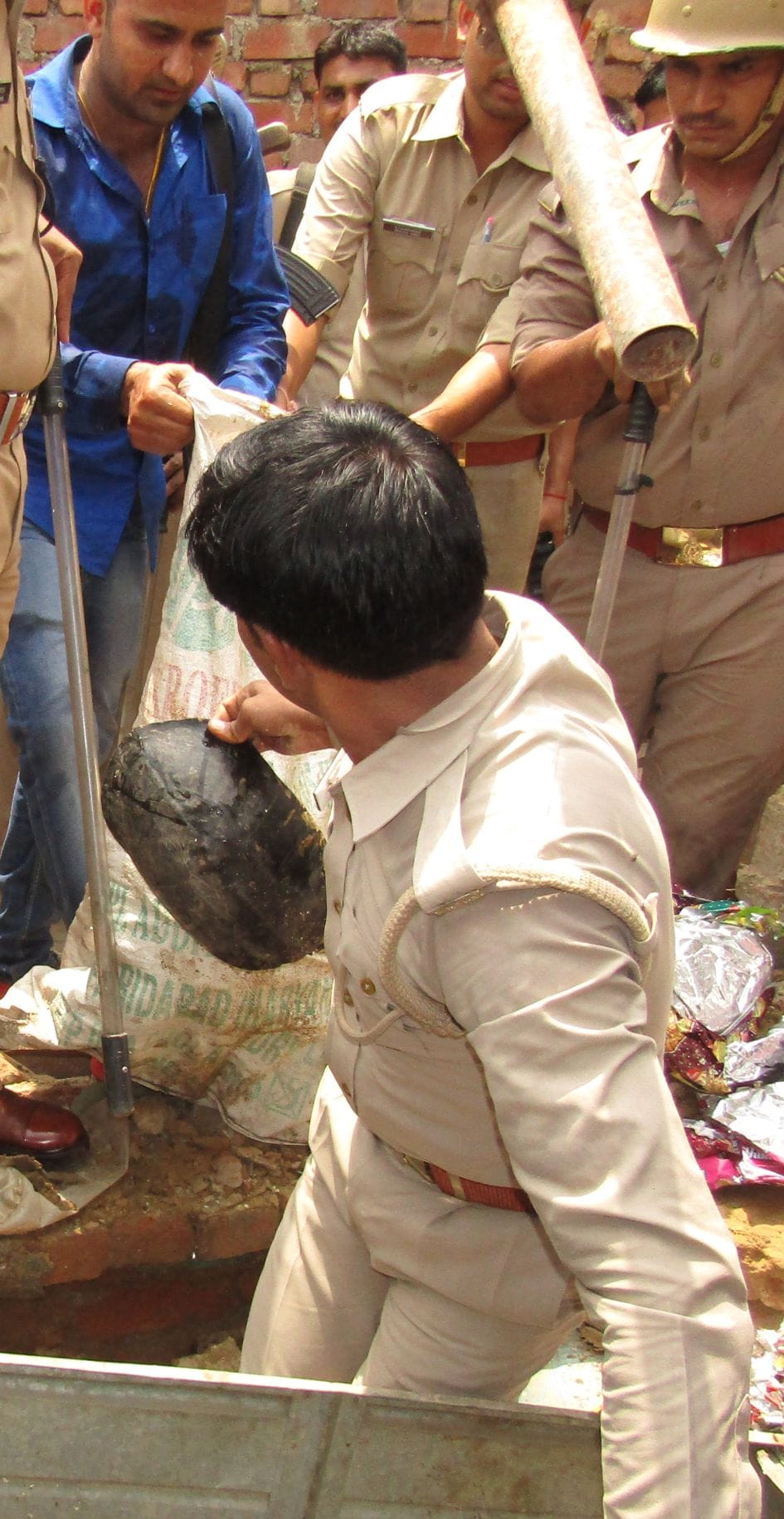 Destroyed 50 liters of raw wine, two smugglers arrested