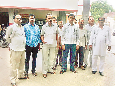 Secretaries began a lockout strike