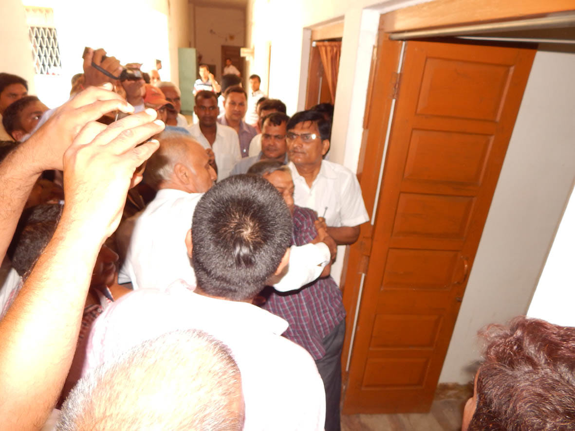 Assistant Engineer of DRDA beaten