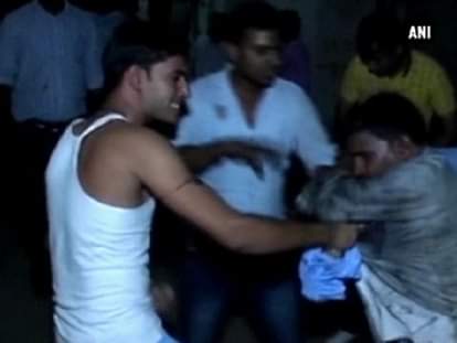 Attendants' thrash doctors in hospital 