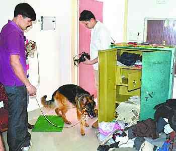 20 lakh stolen from businessmans home 