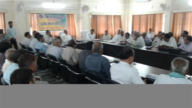Farmers Urtain power and water problems