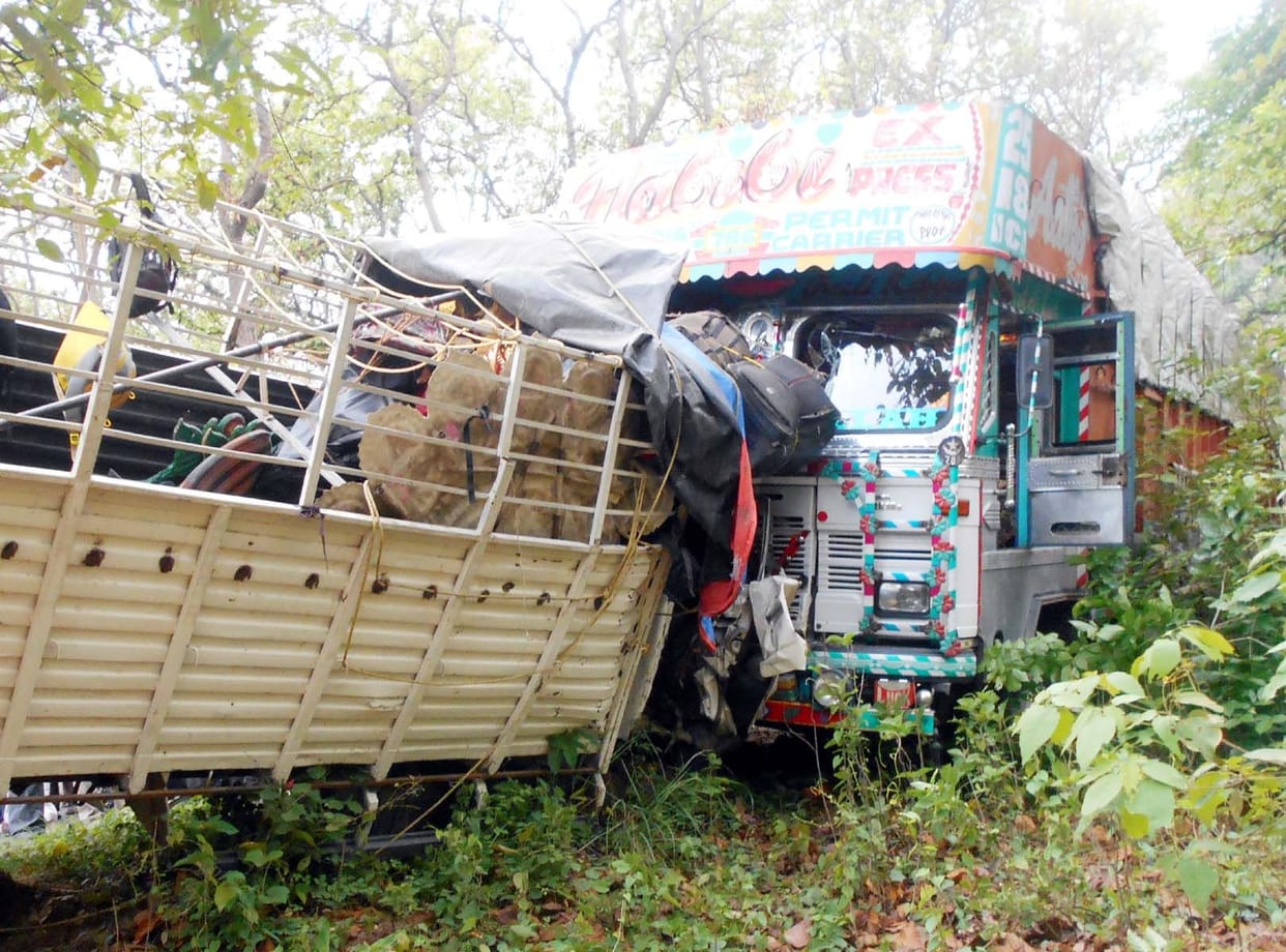 dcm and truck accident in shahjahanpur three dead, 38 wounded