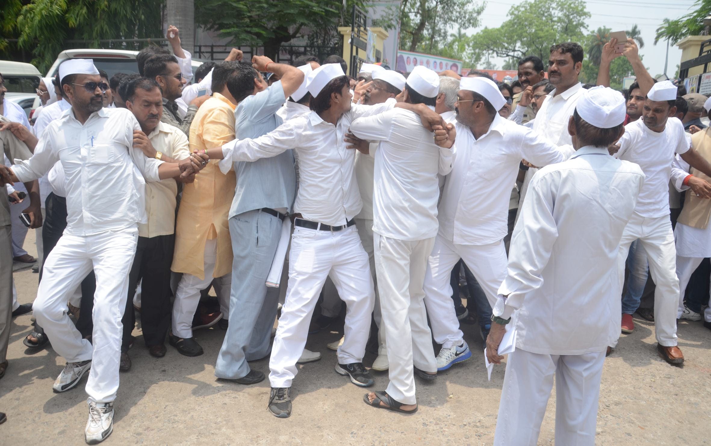ghulam nabi azad reaches lucknow
