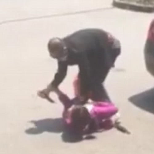 knife-wielding man tries to rob a woman in broad daylight in China