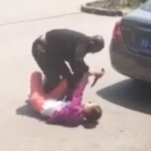 Young man stabbed the girl student, serious