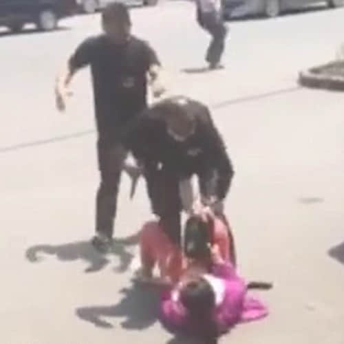 knife-wielding man tries to rob a woman in broad daylight in China