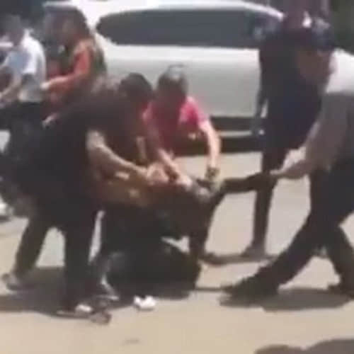 knife-wielding man tries to rob a woman in broad daylight in China