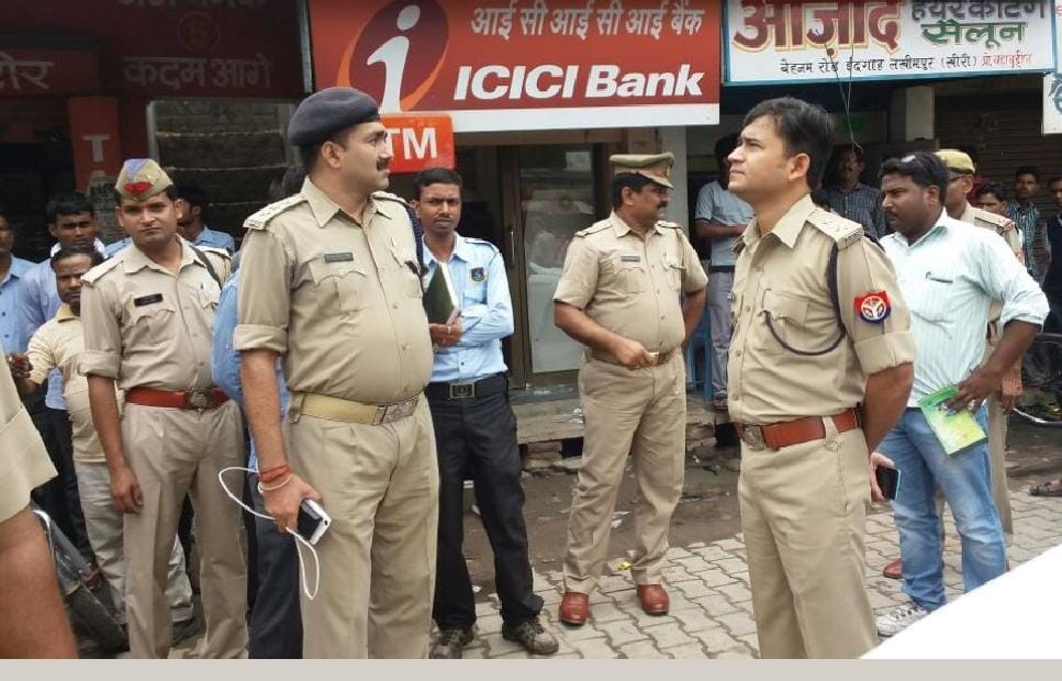 Police reflexes saved 23.50 lakh
