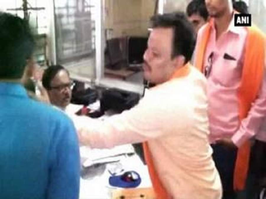 शिवसेना नेता ने मारा बैंक अधिकारी को चांटा