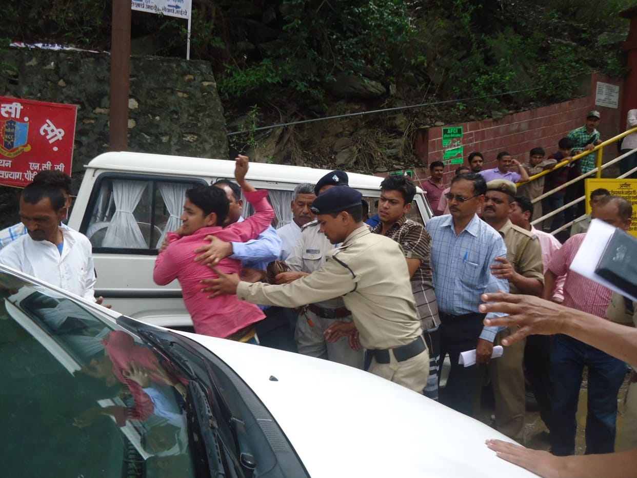 Naithani of siege in Devprayag, students stopped car