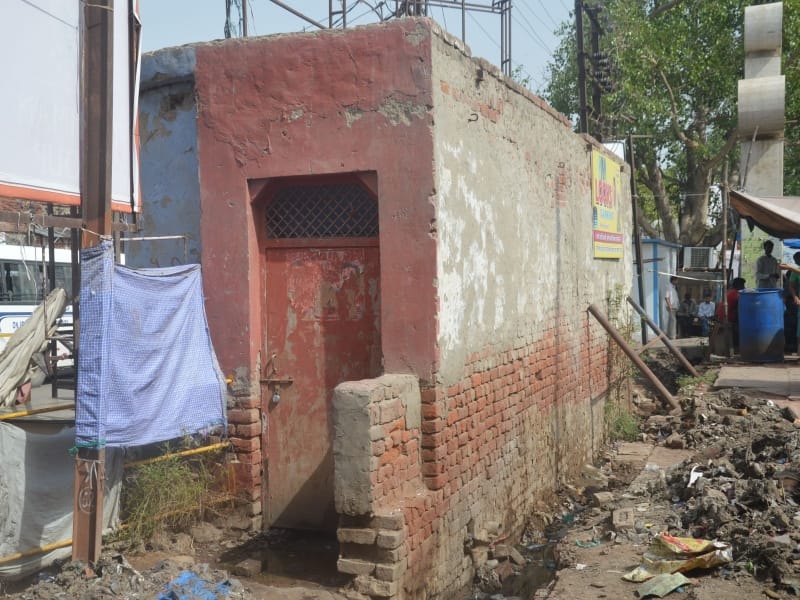 no public toilet in mathura