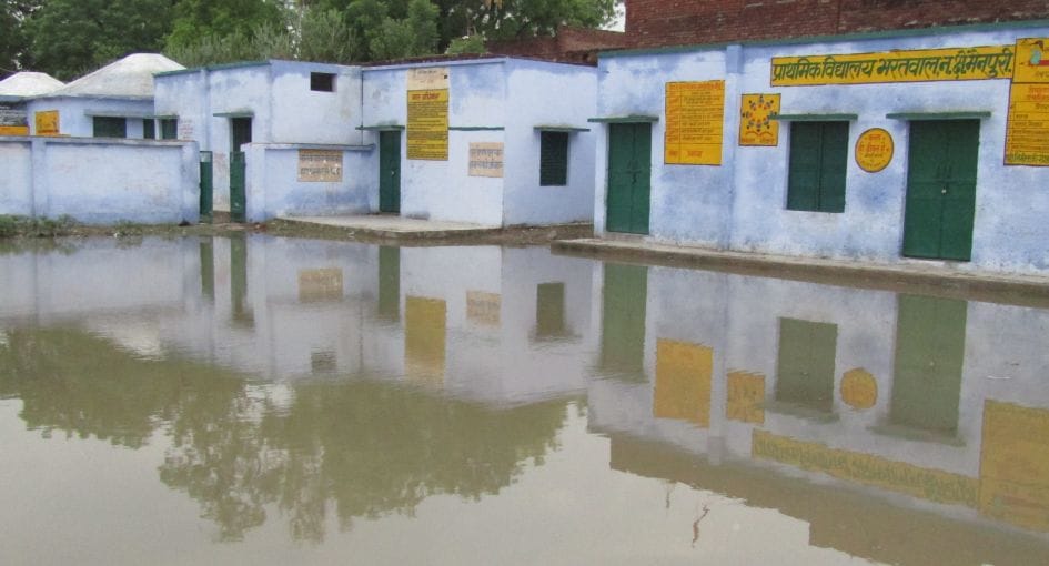 The first rain waterlogging, people demonstrated