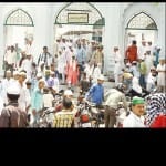 रमजान माह के दूसरे अशरे पर दूसरे जुमा की नमाज अदा कर नवाबी जामा मस्जिद से बाहर निकलते नमाजी। 