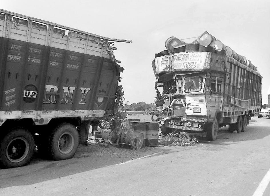 two truck are collapse in khorabar, driver injured