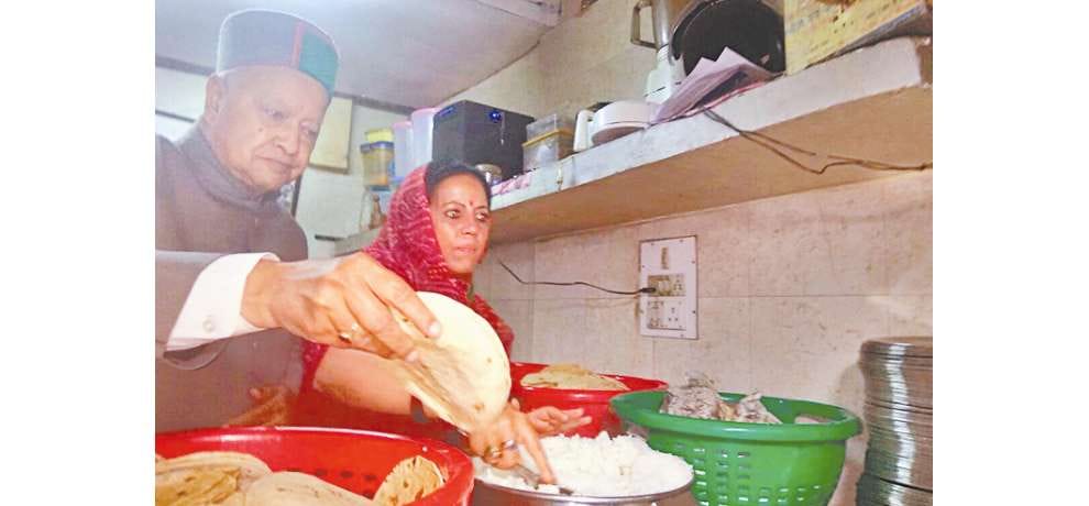 cm virbhadra singh and his wife pratibha singh serve food to cancer patients