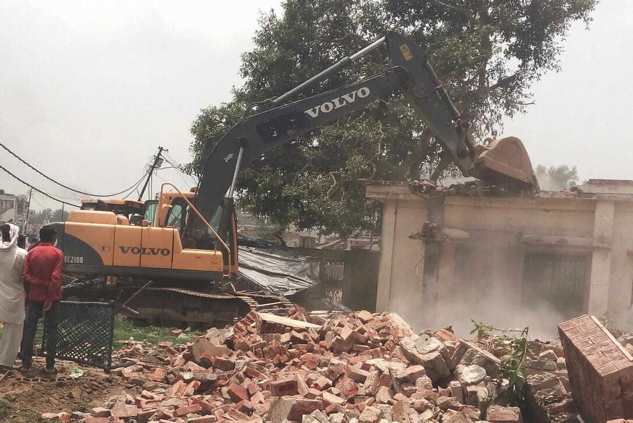 encroachment demolished by jcb