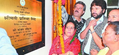 cm virbhadra singh and his wife pratibha singh serve food to cancer patients