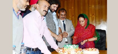 cm virbhadra singh and his wife pratibha singh serve food to cancer patients