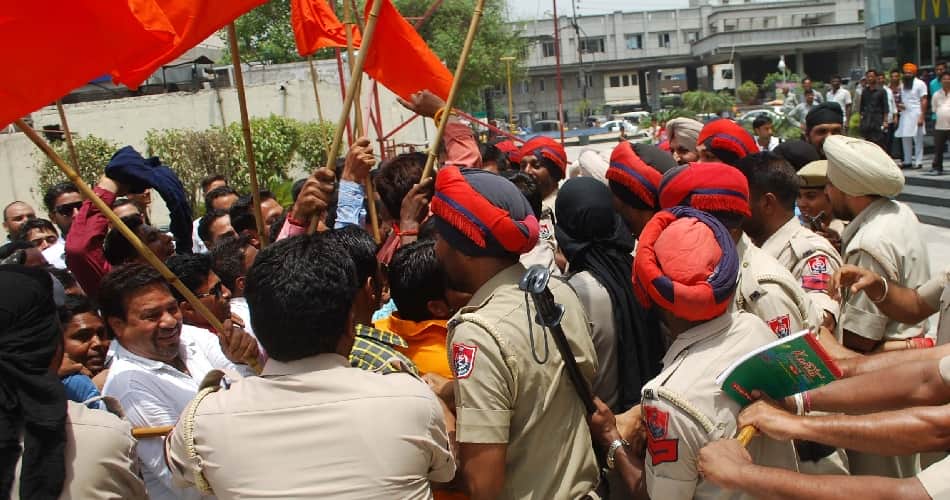 hindu organization protest against udta punjab, shivsainik arrested
