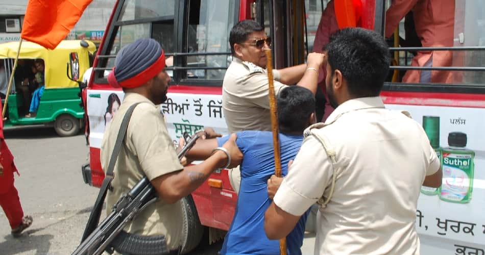 hindu organization protest against udta punjab, shivsainik arrested