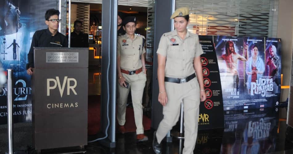 hindu organization protest against udta punjab, shivsainik arrested