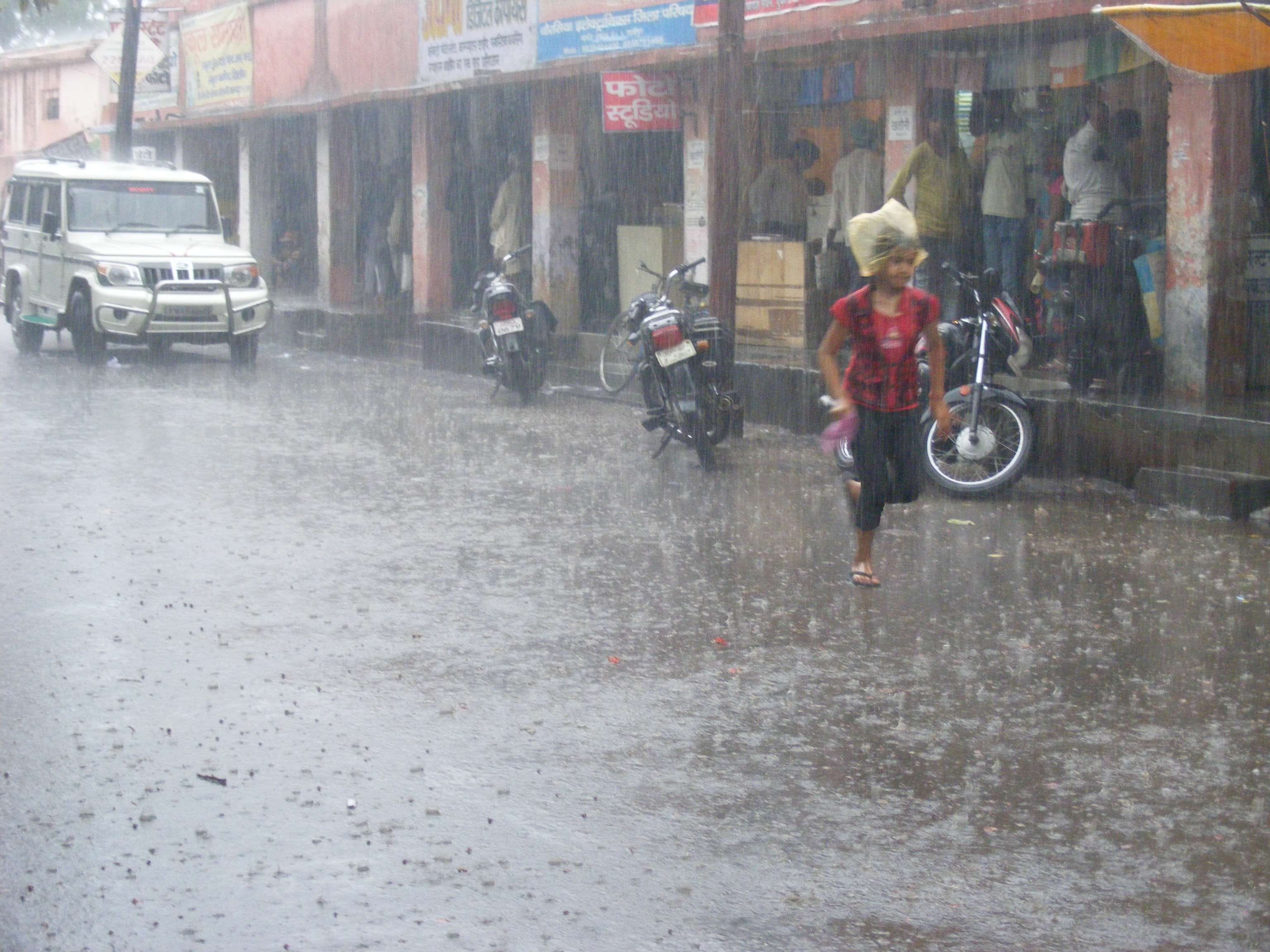 झमाझम बारिश से मौसम हुआ सुहाना