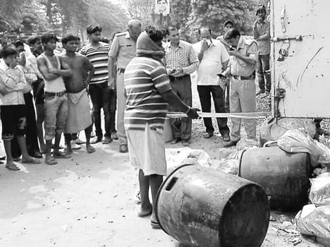  pikap se khoon girata dekh macha hadakamp