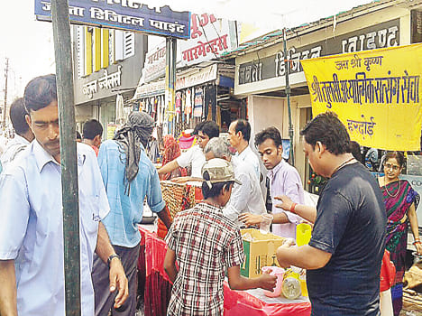  tulasee parivaar ke sadasyon ne baanta sharabat