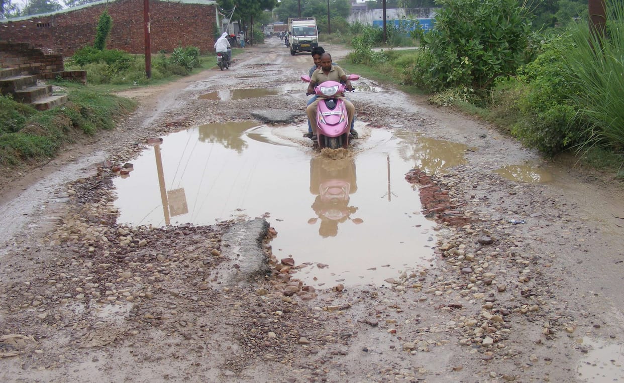 The water in the street, in the passer-by trouble