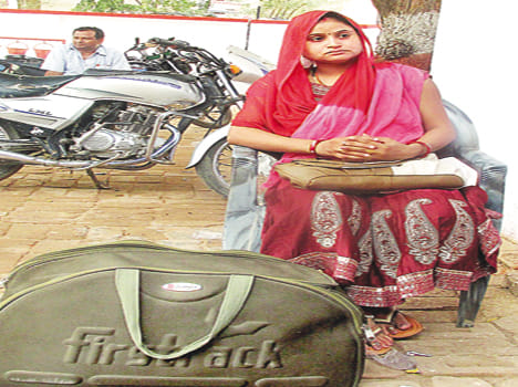 Four lakh jewelery stolen from the woman