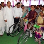 मंडी समिति में मजदूर महिलाओं को सायकल देते समाजकल्याण मंत्री रामगोविंद चौधरी।