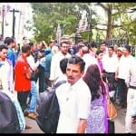 युवतियों के साथ छेड़खानी के बाद माल रोड पर जमा हुई लोगों की भीड़।