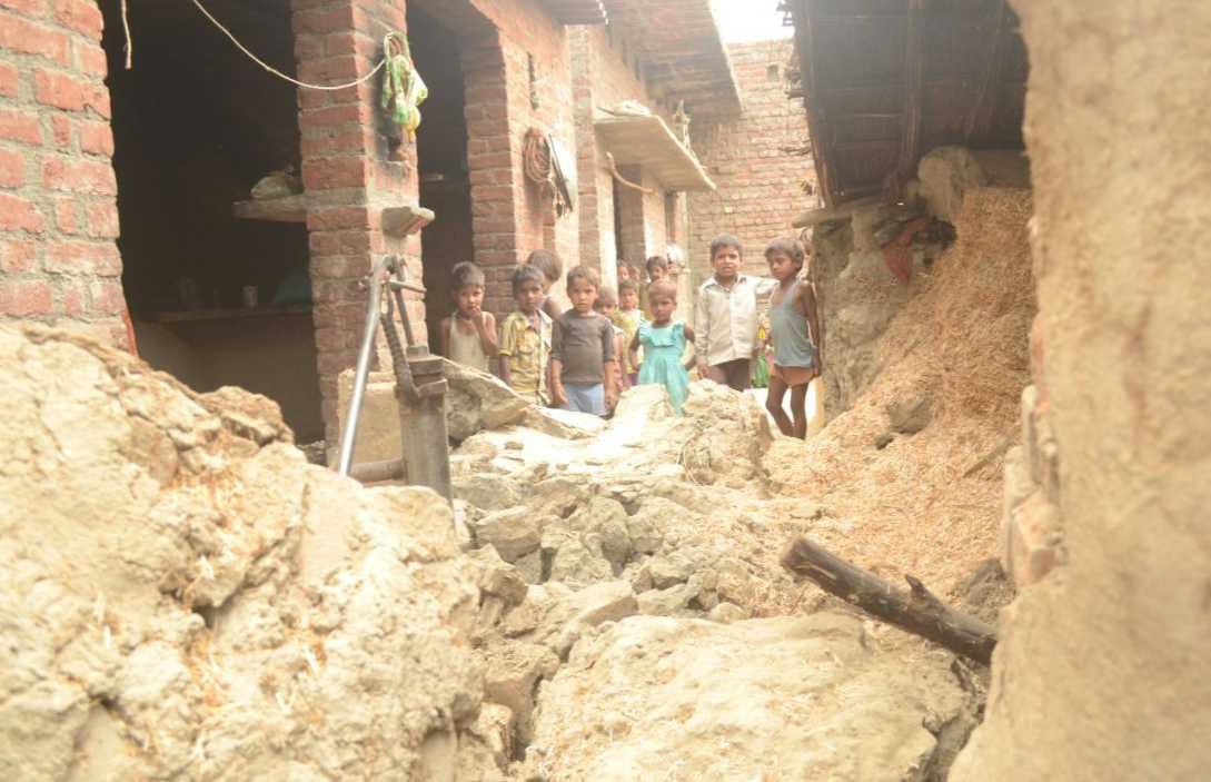 Raw wall collapsed, buried in the rubble woman's death