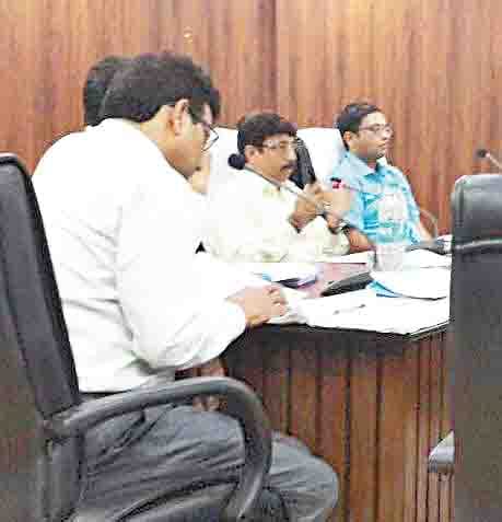 azajm becomes angry on eletric officers