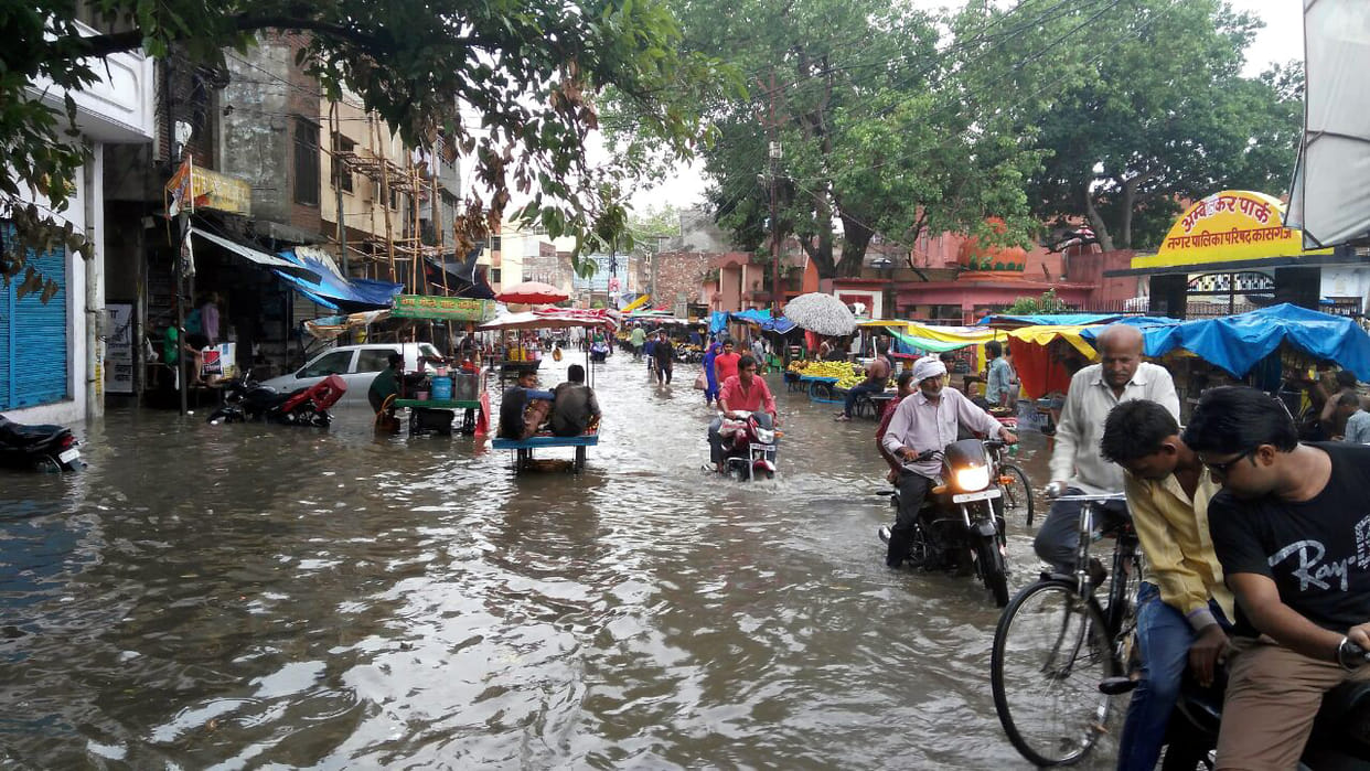 baarish se galiyon mein jalabharaav
